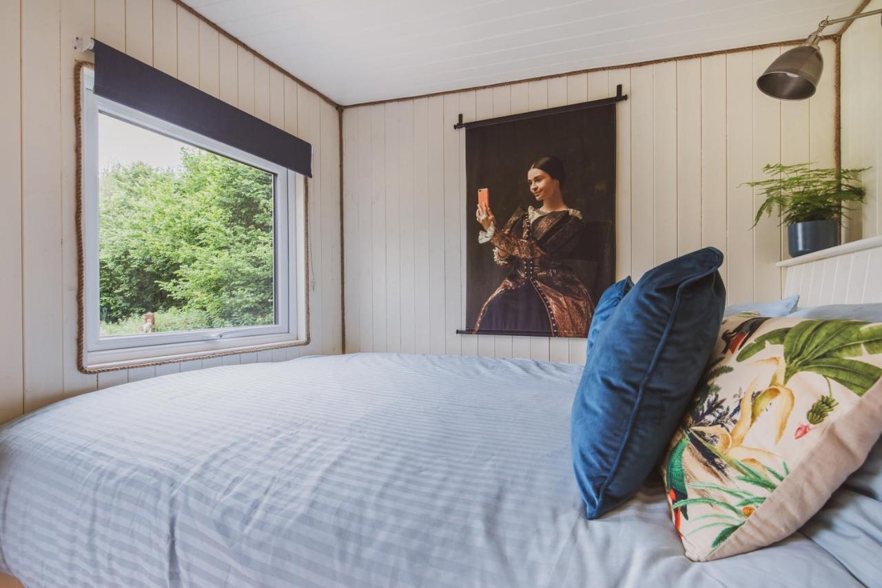 Hidden Wood Glamping And The Hideaway Cabin Warminster Exteriér fotografie