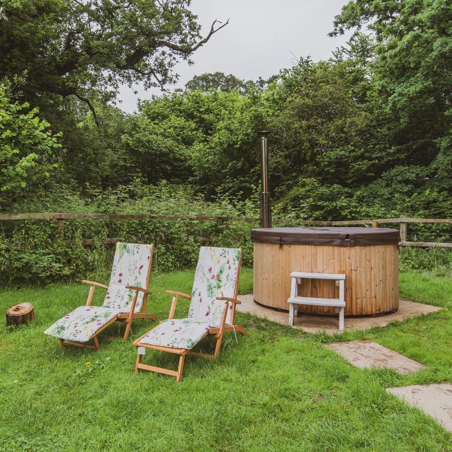 Hidden Wood Glamping And The Hideaway Cabin Warminster Exteriér fotografie