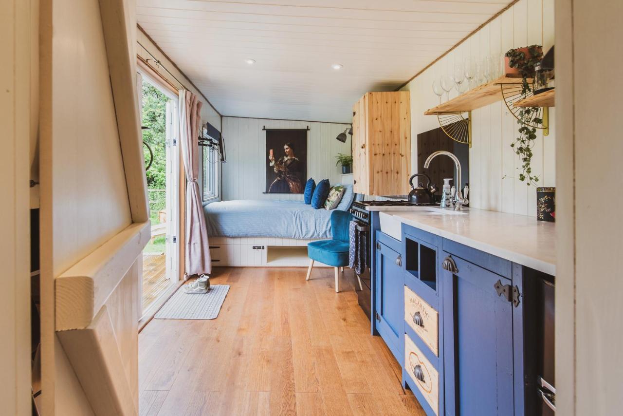 Hidden Wood Glamping And The Hideaway Cabin Warminster Exteriér fotografie