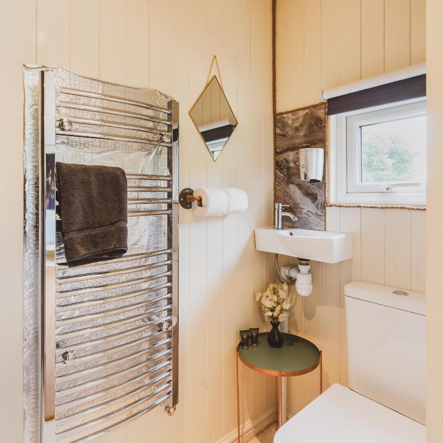 Hidden Wood Glamping And The Hideaway Cabin Warminster Exteriér fotografie