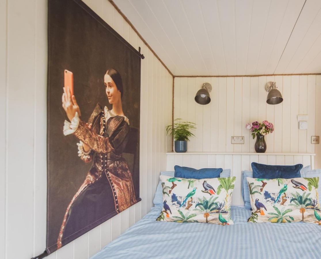 Hidden Wood Glamping And The Hideaway Cabin Warminster Exteriér fotografie